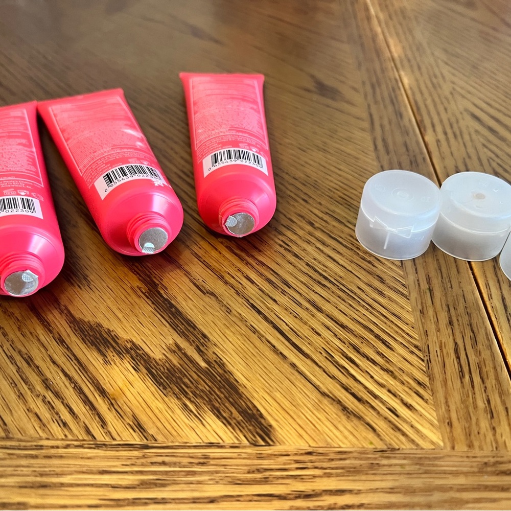 Paula's Choice Essential Glow Moisturizer - Coral-Red Tube - Picture 5 of 5